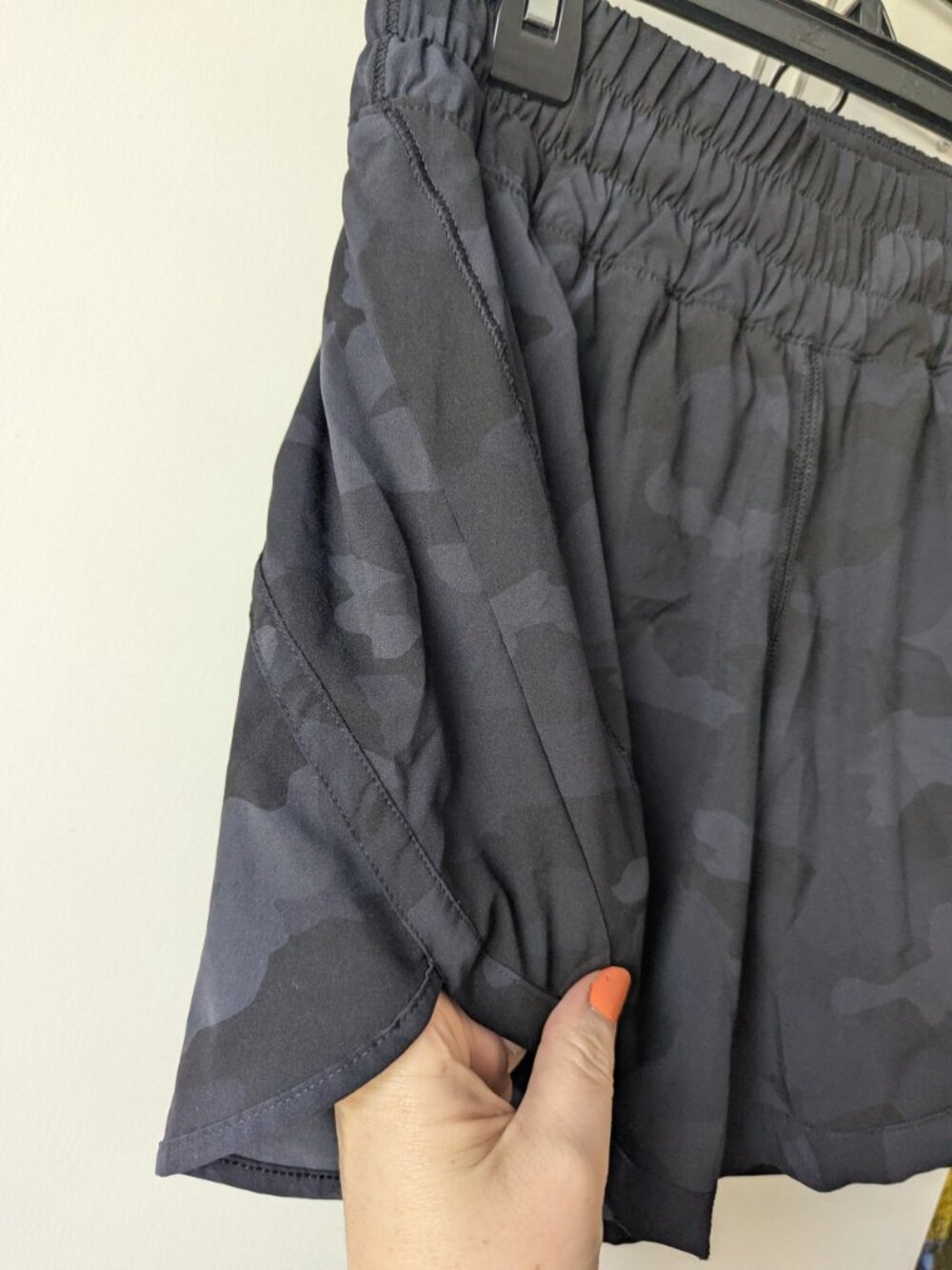 Lululemon Athletica Black Camo Shorts Size 6 - Picture 5 of 7